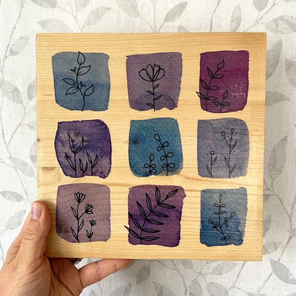 Holzbild mit floralem Motiv in Violett