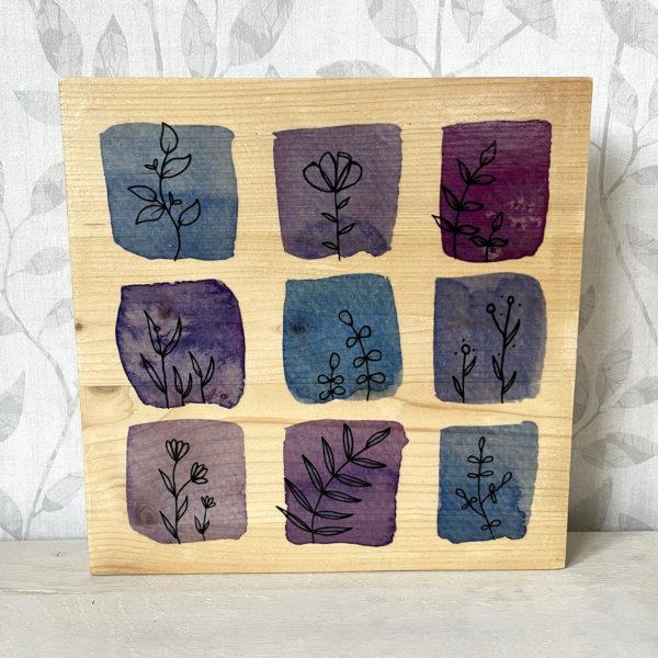 Holzbild mit floralem Motiv in Violett