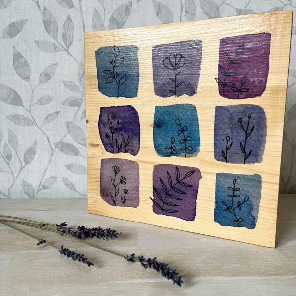 Holzbild mit floralem Motiv in Violett